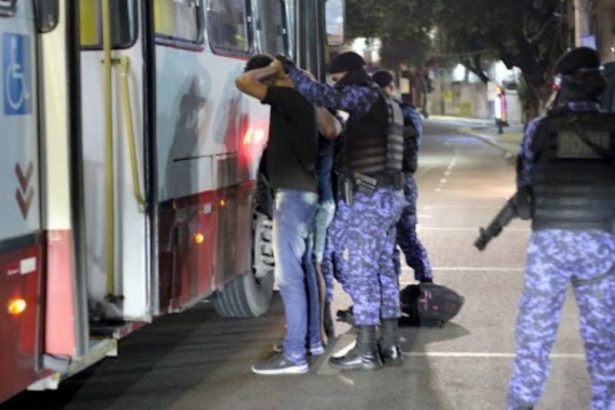Guardas municipais durante abordagens em transportes coletivos (Foto: Divulgação / Semseg)