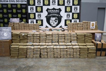 Além dos 300 quilos de skunk, foram apreendidos munições e carregadores de armas (Foto: Divulgação)