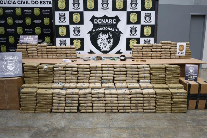 Além dos 300 quilos de skunk, foram apreendidos munições e carregadores de armas (Foto: Divulgação)