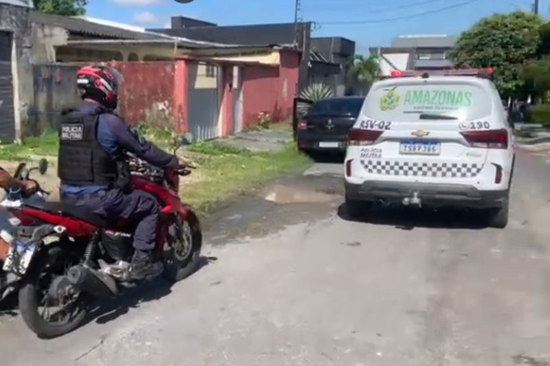 Os suspeitos renderam o proprietário do estabelecimento (Foto: WhatsApp/Reprodução)
