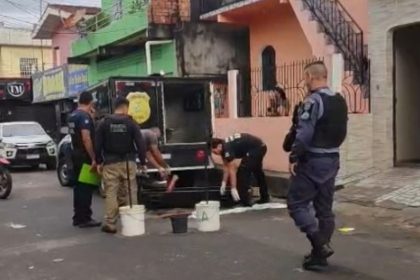 O corpo de Rodrigo foi removido pelo IML (Foto: WhatsApp/Reprodução)