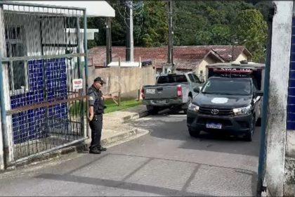 O corpo foi removido pela perícia acompanhada do IML (Foto: WhatsApp/Reprodução)