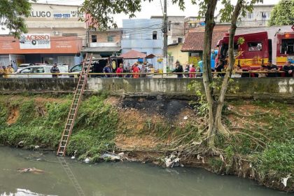 A área foi isolada para perícia e retirada do corpo pelo Corpo de Bombeiros (Foto: WhatsApp/Reprodução)