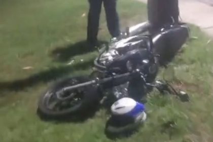 A motocicleta em que as vítimas estavam bateu em poste (Foto: WhatsApp/Reprodução)
