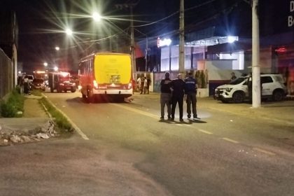 A mulher, não identificada, foi parar embaixo do ônibus (Foto: WhatsApp/Reprodução)