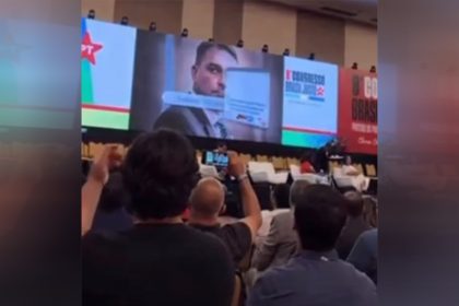 Cena de vídeo divulgado pelo PT nas redes sociais em que associa Flávio Bolsonaro ao Banco Master (Imagem: Instagram/Reprodução)