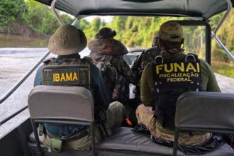 Agentes do Ibama e Funai em fiscalização no Vale do Javari (Foto: Ibama/Divulgação)