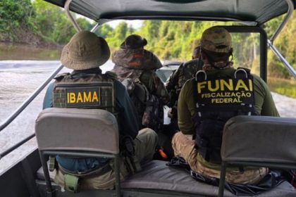 Agentes do Ibama e Funai em fiscalização no Vale do Javari (Foto: Ibama/Divulgação)