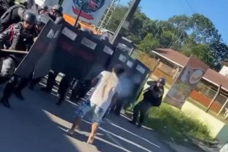 Homem enfrenta policiais ao resistir à desocupação de terro ocupado irreghularmente (Imagem: Reprodução/Redes sociais)