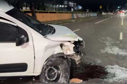Com a força do impacto, o veículo ficou destruído (Foto: WhatsApp/Reprodução)