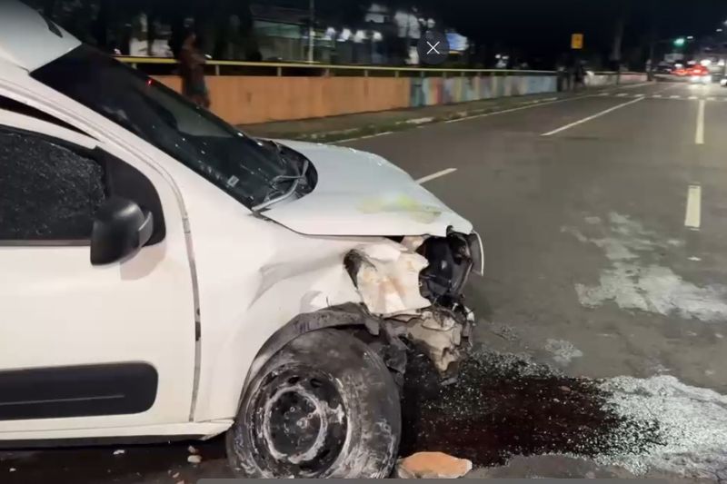 Com a força do impacto, o veículo ficou destruído (Foto: WhatsApp/Reprodução)