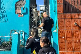 Policiais na casa onde a idosa estava em condições insalubres (Foto: WhatsApp/Reprodução)