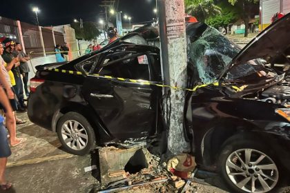 O carro ficou destruído e o homem sofre ferimentos graves na cabeça (Foto: WhatsApp/Reprodução)