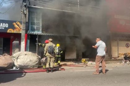 Bombeiros conseguiram conter as chamas e evitar que fogo atingisse casas vizinhas (Foto: WhatsApp/Reprodução)