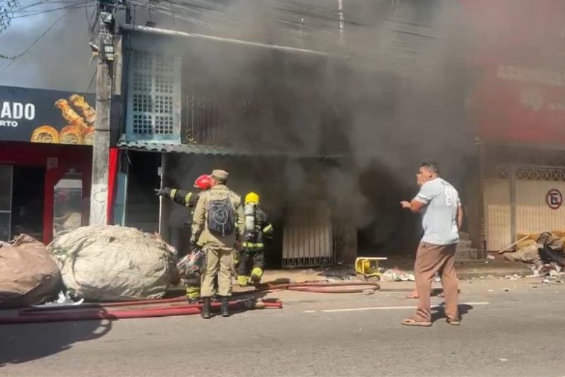 Bombeiros conseguiram conter as chamas e evitar que fogo atingisse casas vizinhas (Foto: WhatsApp/Reprodução)