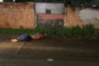 Kevilleen Brenno Cruz Freitas, 24, e Gabriel Nogueira, 20, foram encontrados mortos na Rua São Moisés, bairro Cidade de Deus (Foto: WhatsApp/Reprodução)