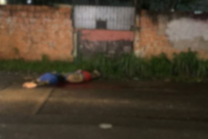 Kevilleen Brenno Cruz Freitas, 24, e Gabriel Nogueira, 20, foram encontrados mortos na Rua São Moisés, bairro Cidade de Deus (Foto: WhatsApp/Reprodução)