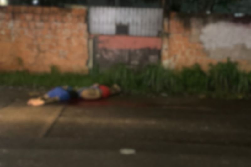Kevilleen Brenno Cruz Freitas, 24, e Gabriel Nogueira, 20, foram encontrados mortos na Rua São Moisés, bairro Cidade de Deus (Foto: WhatsApp/Reprodução)