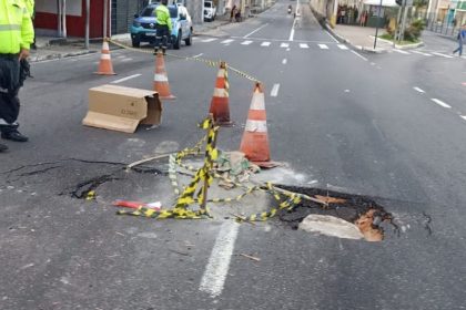 Segundo a prefeitura, desgaste na tubulação da rede de esgoto causou o problema (Foto: WhatsApp/reprodução)