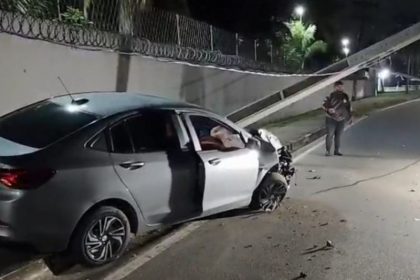 Segundo testemunhas, o condutor perdeu o controle da direção e se chocou contra o poste (Foto: WhatsApp/Reprodução)