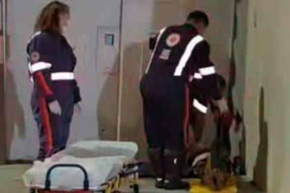 A vítima foi socorrida pelo Samu e levado ao hospital para receber atendimento médico (Foto: WhatsApp/Reprodução)