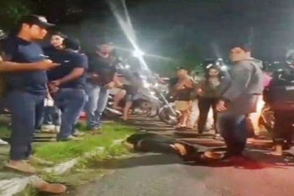 O motociclista ficou gravamente ferido e foi socorrrido (Foto: WhatsApp/Reprodução)