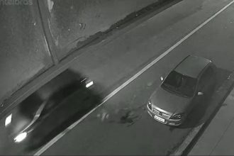 O homem estava atrevessando a rua quando foi atingido pelo veículo (Foto: WhatsApp/Reprodução)