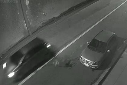 O homem estava atrevessando a rua quando foi atingido pelo veículo (Foto: WhatsApp/Reprodução)