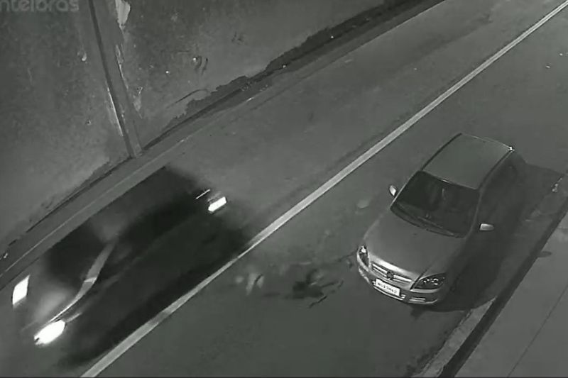 O homem estava atrevessando a rua quando foi atingido pelo veículo (Foto: WhatsApp/Reprodução)