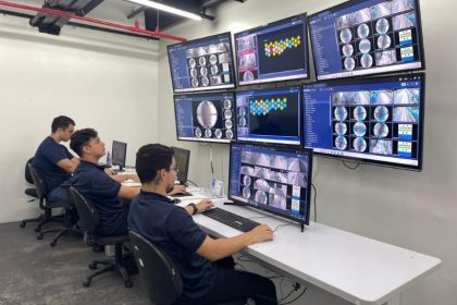 Equipe do sistema piloto de monitoramento por Inteligência Artificial no T1 (Foto: Divulgação/Prefeitura de Manaus)