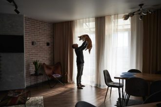 Em 2025, cerca de 652 mil pessoas moravam sozinhas, o equivalente a 15,7% da população (Foto: Reprodução/freepik)