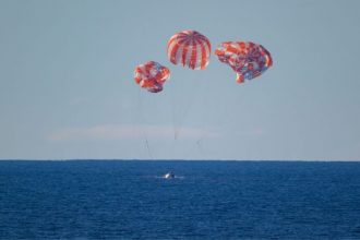 Pouso dos autronaustas no oceano (Foto: Bill Ingalls/NASA)