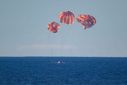 Pouso dos autronaustas no oceano (Foto: Bill Ingalls/NASA)