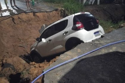 O carro que ela conduzia caiu em uma cratera no bairro Tarumã (Foto: WhatsApp/Reprodução)