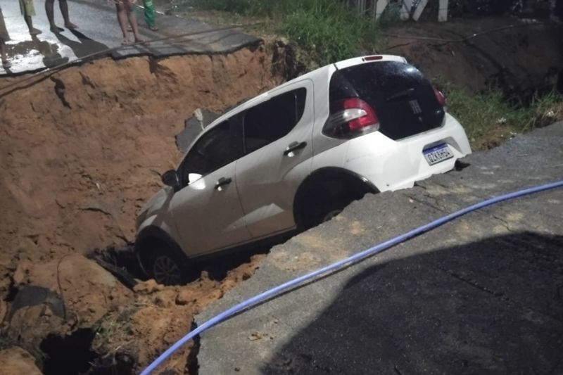 O carro que ela conduzia caiu em uma cratera no bairro Tarumã (Foto: WhatsApp/Reprodução)
