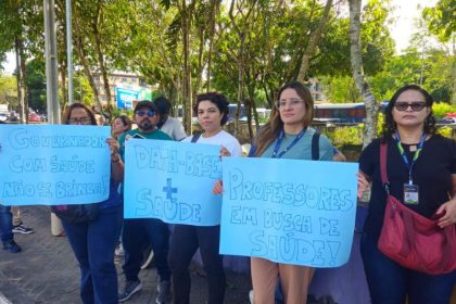 Trabalhadores da educação pedem restabelecimento de plano de saúde em manifestação (Foto: Divulgação/Sinteam)