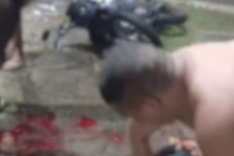 Homem ajuda motociclista que sofreu multiplas fraturas na perna esquerda (Imagem: WhatsApp/Reprodução)
