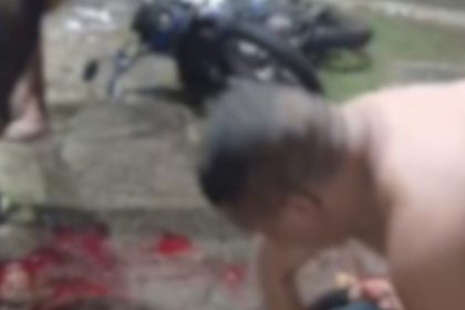 Homem ajuda motociclista que sofreu multiplas fraturas na perna esquerda (Imagem: WhatsApp/Reprodução)