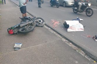Corpo do motociclista ficou exposto na rua: acidente na ida ao trabalho (Foto: WhatsApp/Reprodução)