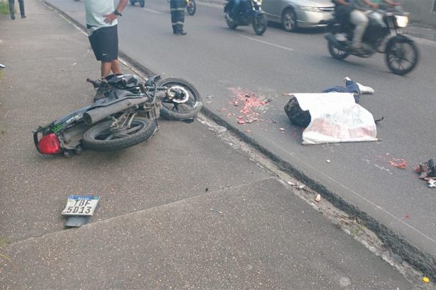 Corpo do motociclista ficou exposto na rua: acidente na ida ao trabalho (Foto: WhatsApp/Reprodução)
