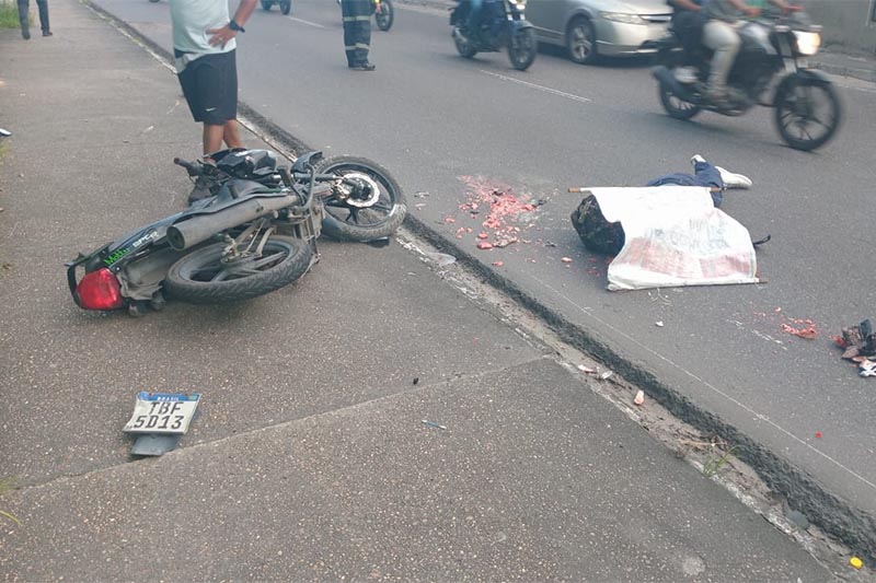 Corpo do motociclista ficou exposto na rua: acidente na ida ao trabalho (Foto: WhatsApp/Reprodução)
