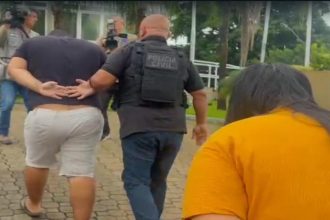 Suspeitos de integrar quadrilhas de agiotas chegando à delegacia: ação violenta contras as vítimas (Imagem: WhatsApp/Reprodução)