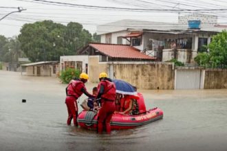 Defesa Civil resgata moradores ilhados pela chuva no Recife: situação de emergência (Foto: Defesa Civil PE/Divulgação)