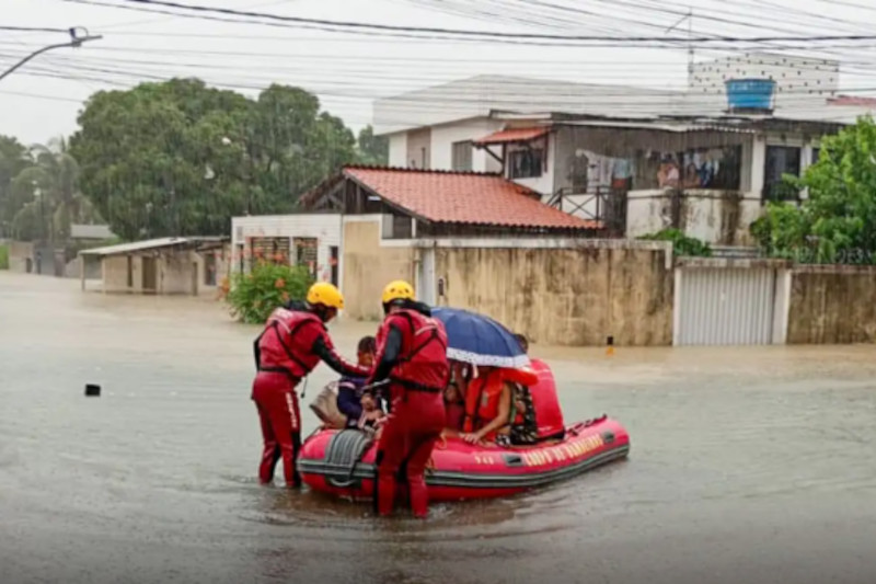 Defesa Civil resgata moradores ilhados pela chuva no Recife: situação de emergência (Foto: Defesa Civil PE/Divulgação)