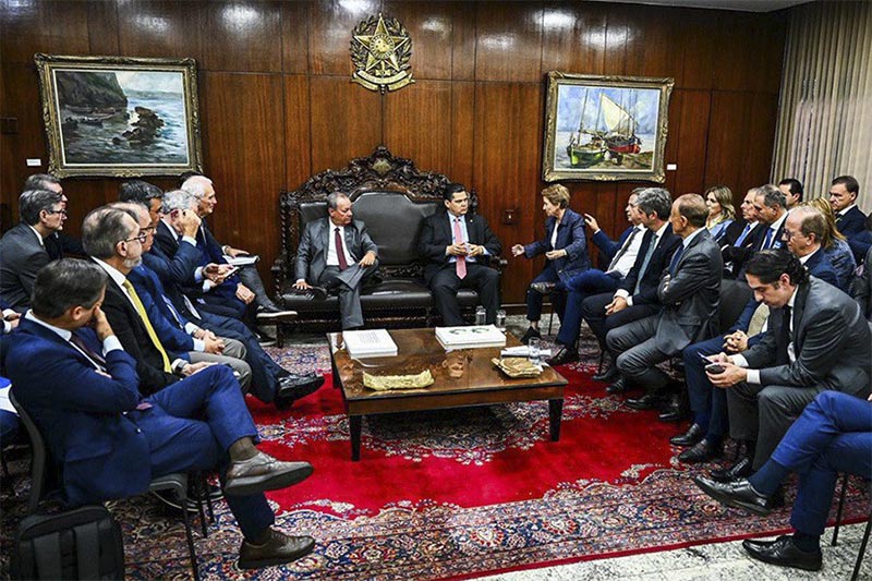 Davi Alcolumbre com empresários: pedido para adiar debate do fim da escala 6x1 (Foto: Pedro Gontijo/Agência Senado)