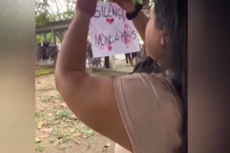 Aluna mostra cartaz contra o silêncio para casos de assédio na Ufam: protesto (Imagem: Instagram/Reprodução)