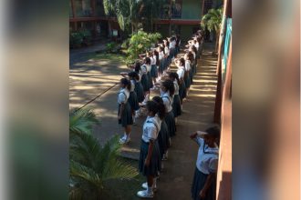 Alunas batem continência em escola: gesto militar na educação pública (Imagem ilustrativa gerada por IA/Meta)