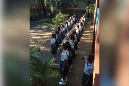 Alunas batem continência em escola: gesto militar na educação pública (Imagem ilustrativa gerada por IA/Meta)