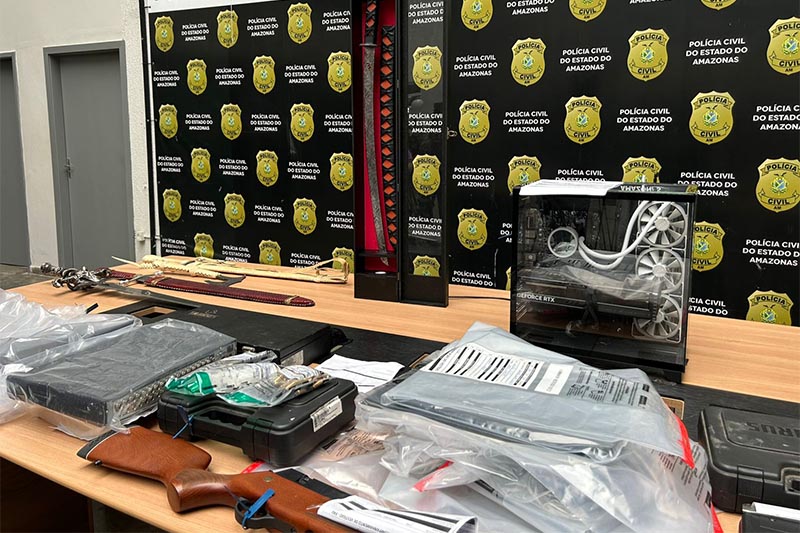 Espadas, armas e aparelhos celulares foram apreendidos na operação (Foto: Kézia Martins/AM ATUAL)