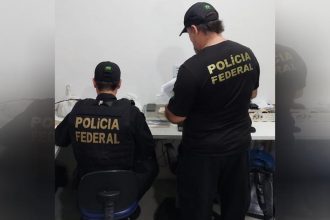 Agentes da PF cumprem mandados de busca e apreensão em nova fase da operação (Foto: PF/Divulgação)